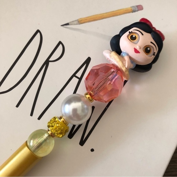 Disney Doorables: Snow White & The Seven Dwarfs: Snow White handmade beaded pen - Picture 1 of 3